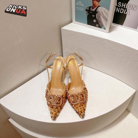 Valentino Garavani Vlogo Signature Pumps